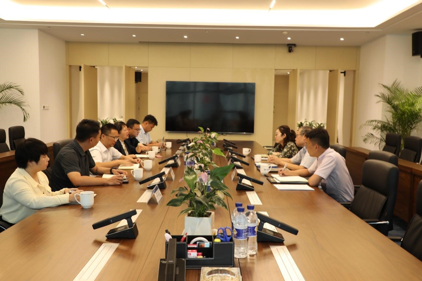 中國信保云南分公司副總經(jīng)理蔣寧一行蒞臨瑞和錦程調(diào)研指導(dǎo)